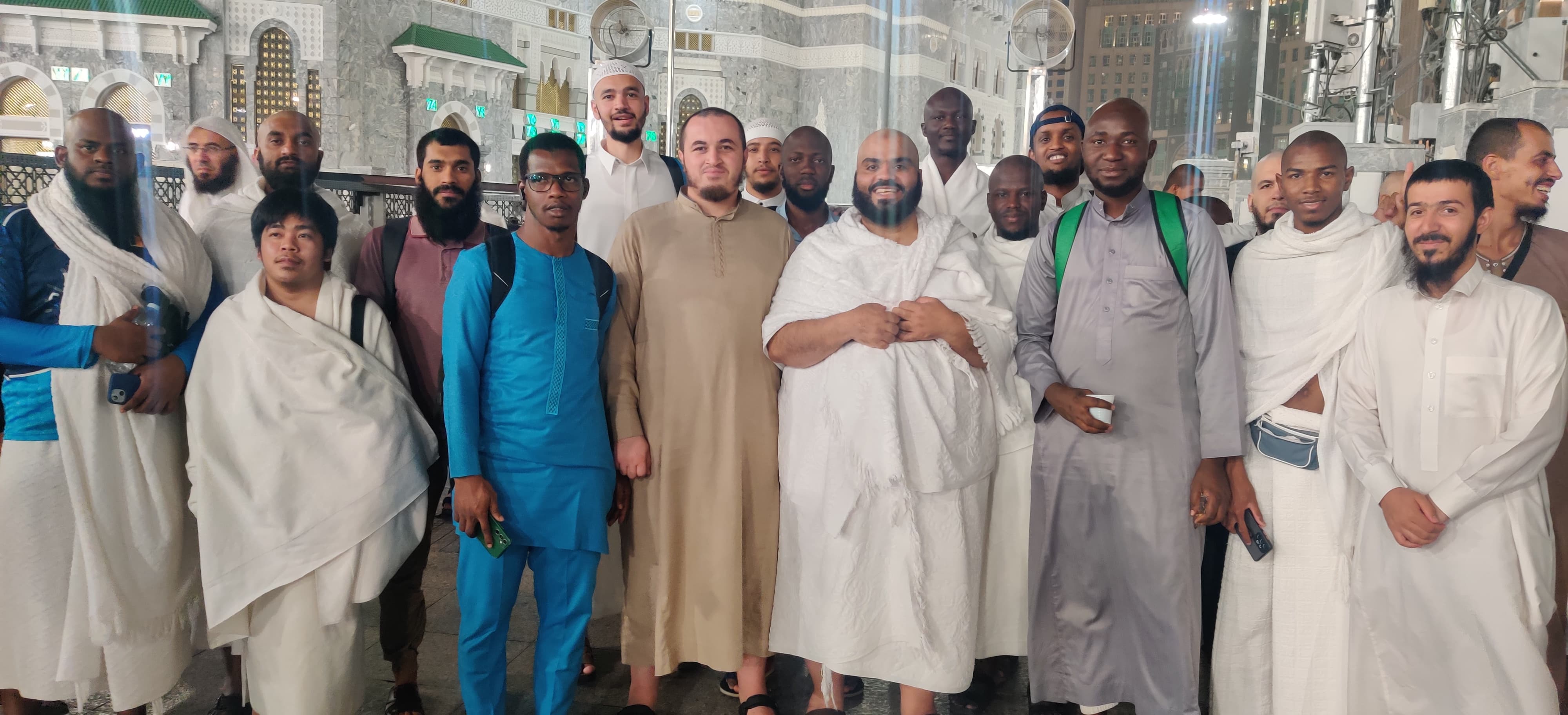 نظمت كلية القرآن الكريم بالتعاون مع عمادة شؤون الطلاب رحلة إلى مكة المكرمة لأداء مناسك العمرة